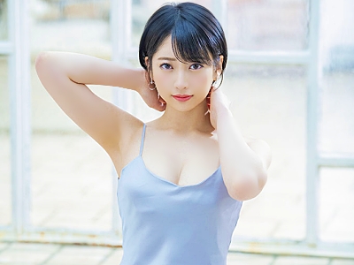 〈夏目響〉緊張気味な美女がソファでキスを絡めてお股もひらいてどんどん淫らになっていきヤらしい顔に♥