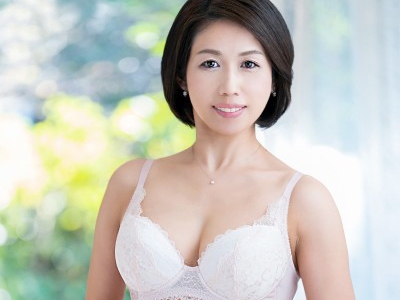 〈藤谷友梨子〉47歳のマダムのデビュー作品！主婦が椅子の上で全裸M字開脚して使いこまれた秘部を見せてる