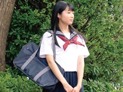 〈女子校生〉セーラー服の美少女に生挿入！M字開脚してパンティ越しにアソコを擦り赤面する娘とガチパコしてる